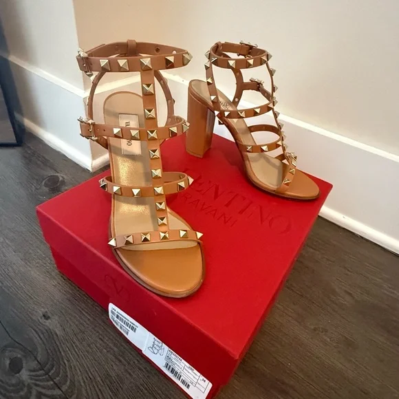 Valentino Garavani Tan Studded Sandals - Picture 8 of 12